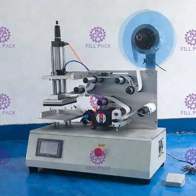 सेमी-ऑटोमैटिक स्क्वायर फ्लैट बोतल लेबलर जार सिंगल साइड या डबल साइड चिपकने वाला स्टिकर लेबलिंग मशीन उपकरण आपूर्तिकर्ता