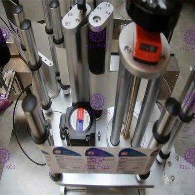 स्वचालित स्क्वायर फ्लैट बोतल विशेष आकार की बोतल लेबलर डबल साइड चिपकने वाला स्टिकर लेबलिंग मशीन उपकरण आपूर्तिकर्ता