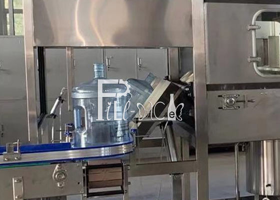 4600 * 2000 * 1800 मिमी एल टाइप 5 गैलन बोतल भरने की मशीन आपूर्तिकर्ता