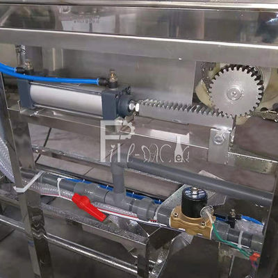 बोतल धारक के साथ Sus 316 3 200BPH गैलन जग भरने की मशीन